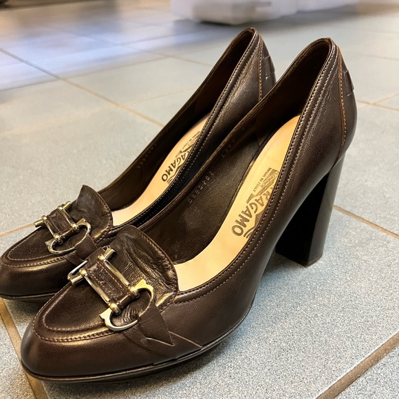 Women’s Vintage Ferragamo Pumps - Picture 2 of 3